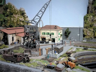 Questa è la zona P.G. con la gru Marklin funzionante, per il carico di carri merci, ho autocostruito una benna elettrica funzionante per il carico di materiale graniforme. Posterò un filmatino sul suo funzionamento.