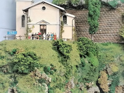 In lontananza un matrimonio che si celebra nella chiesa di S. Antonio.
