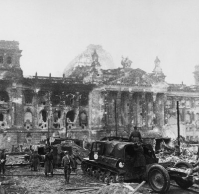 Kapitulation-Sowjetsoldvor-Reichstag.jpg