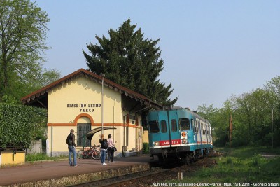 Biassono-Lesmo_Parco_-_stazione_ferroviaria_-_ALn_668.jpg