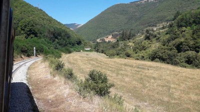 Linea ferroviaria Terni-Sulmona, panorama nei pressi di Rocca di Corno.