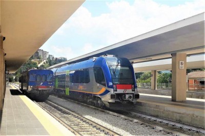 Stazione di L'Aquila - automotrice ALn 776 per Terni (a sinistra) e ATR 220 per Sulmona (a destra)