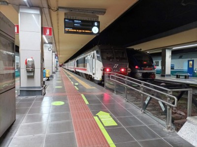 Treno Intercity per Genova nella stazione di Torino Porta Nuova. In coda la locomotiva E 401 (ex E 402)