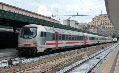 Treno Intercity 503 Torino-Genova a Genova Piazza Principe. In testa la vettura sempilota tipo Z