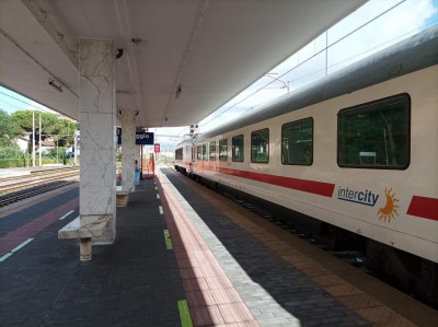 Treno Intercity Ventimiglia-Roma alla stazione di Viareggio