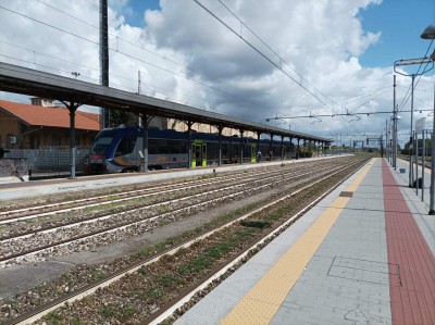 Stazione di Lucca, treno ATR 220 &quot;Swing&quot; per Aulla Lunigiana