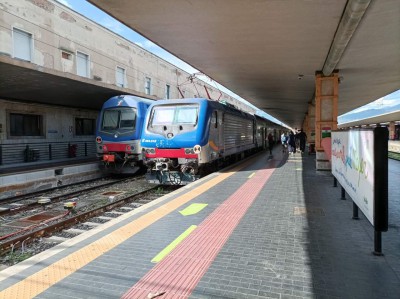 Treni Vivalto a Firenze Santa Maria Novella. Il treno a sinistra ha la vettura semipilota in testa, quello a destra ha in testa la locomotiva E 464.