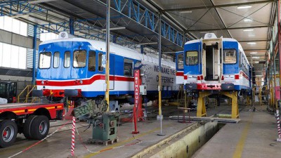 Le due automotrici ALn 663 nello stabilimento durante le operazioni di ristrutturazione