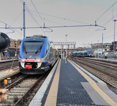 Il treno Minuetto MD 033 pronto alla partenza al binario 4a di Novara. In arrivo un altro Minuetto da Biella.