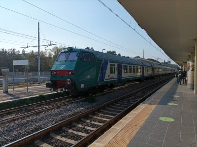 Stazione di Pesaro - Vettura semipilota tipo MDVC &quot;Mazinga&quot; in testa ad un treno Regionale per Ancona