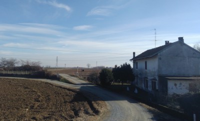 Passaggio a livello dismesso lungo la ferrovia Santhià-Arona.