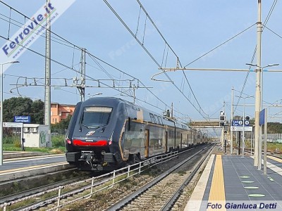 ETR 621 nella stazione di Cerveteri-Ladispoli, lungo la linea regionale FL5 (Roma-Civitavecchia)