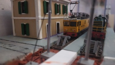 Qui una finestra ha un'anta della persiana chiusa