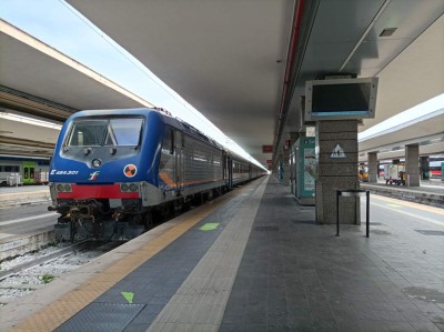 Un treno Regionale fermo alla stazione di Napoli Centrale