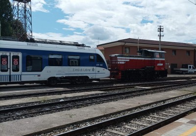 Un automotore 245 di Mercitalia Shuntig&amp;Terminal manovra il treno ETR 563 che espleterà il Regionale per Tarvisio Boscoverde