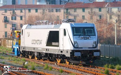 La locomotiva E 494.040 viene spinta fuori dallo stabilimento Bombardier di Vado Ligure