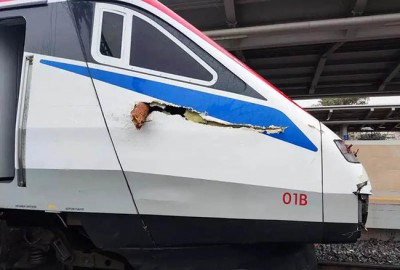 Il danno causato dai tronchi sul treno ETR 470 n°01 in servizio in Grecia