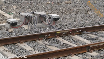 Un giunto isolante sospeso (qui in ambito di stazione per circuiti di binario)