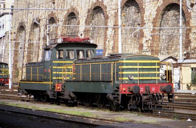 Genova_-_stazione_Brignole_-_locomotive_E.321.111_+_E.322.111_-_31-01-1993.jpg