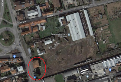 In evidenza nel cerchio rosso la palazzina di movimento ed i 3 cipressi