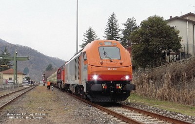 D 284 Stadler Eurolight in composizione al Reggio Emilia - Minucciano con dietro la G2000 di scorta