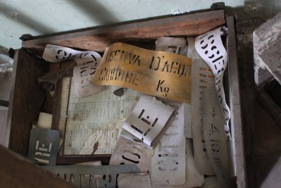 Cassa con maschere varie e documenti