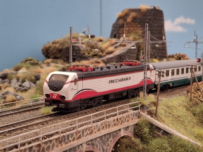 E402 frecciabianca in servizio regionale, passaggio su Oes
