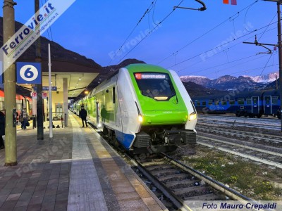 Il treno regionale Bolzano-Milano Porta Garibaldi pronto alla partenza nella stazione di Bolzano