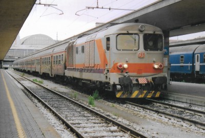 La D445.1056 a Torino nel 1999 in coda ad un treno Regionale da Aosta.