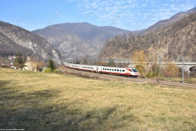 Il treno Frecciabianca Torino-Roma con ETR 460 lungo la Succursale dei Giovi.