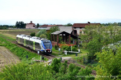 Un treno Minuetto Diesel lungo la ferrovia Novara-Biella