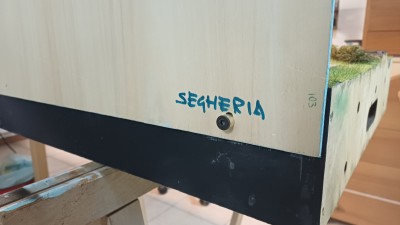 Ridipinto il fondale e montaggio di bussole in ottone per il fissaggio al modulo
