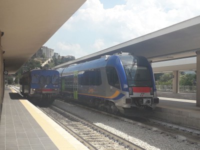 Una ALn 776 e un ATR220 nella stazione di L'Aquila nel 2021