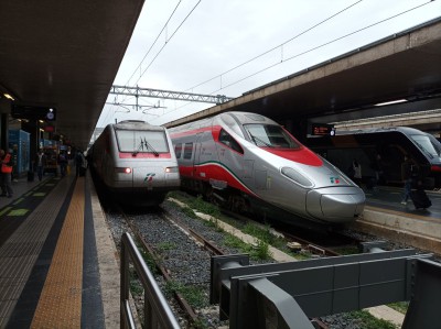 Il Treno ETR 485 n° 40 con un ETR 600, suo erede, a Roma Termini nel 2022