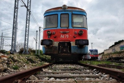 Una automotrice &quot;Breda&quot; e a destra un GTW