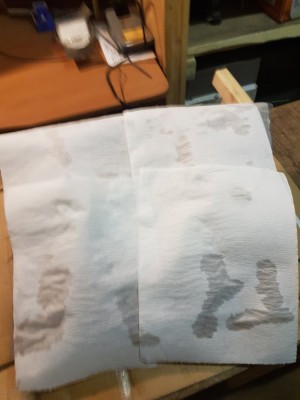 bagni la retina con miscela di colla acqua e il colore che vuoi, metti uno strato di carta... (qui ho solo usato acqua, senza colla e colore, solo per farti vedere il procedimento)