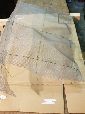 Fai un telaio con del fil di ferro (tipo quello che usano i fiorai) facendolo passare nella retina, e lo pieghi per dargli la forma voluta (piu fili, piu modellabilita)