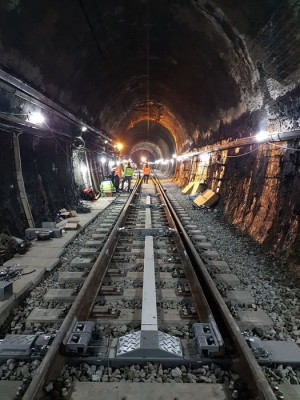 Il nuovo scambio, percorribile in deviata a 100 km/h, istallato al Posto di Movimento Santomarco