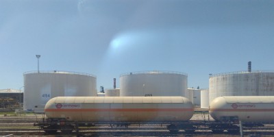 Carri per il trasporto di gas butano liquido all'interno dello stabilimento petrolchimico