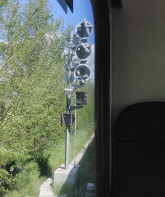 Segnale luminoso di nuova installazione all'ingresso di Pavia (lato Alessandria). Il segnale non è ancora attivo e presenta infatti le apposite croci in legno.
