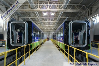 Interno officina con treni Stadler 4/8