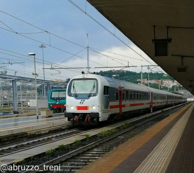 Intercity Ancona-Roma con vettura semipilota Z1 in testa condotta ad agente unico.