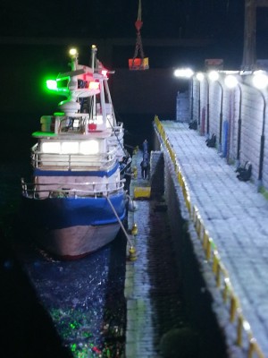 i marinai si apprestano a imbarcarsi per la pesca notturna