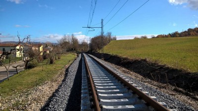 Posa nuovo binario, completo di traversine e rotaie nuove