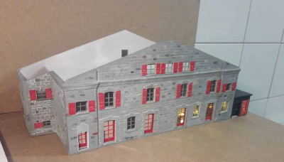 Fabbricato viaggiatori; devo realizzare tende, completare qualcosa degli interni visibili e fare il tetto